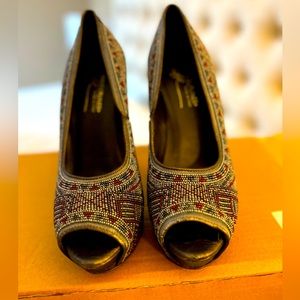 Beautiful Donald Pliner heels. Fine beaded detail, minimal wear. Size 10.